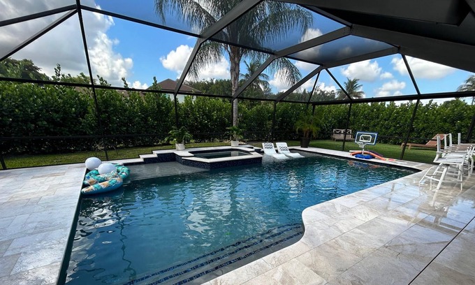 Boca Raton Casa | Outdoor paradise - pool/spa/kitchen with Spacious Home