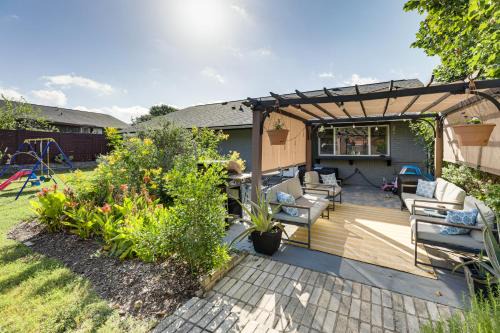 University Hills Casa | Outdoor Pool and Fire Pit Modern Austin Home