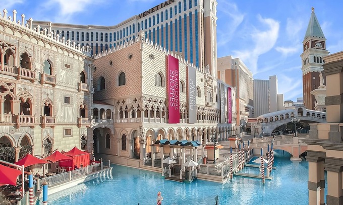 Las Vegas Hotel | Outdoor Pool, Two Premium 2 Queen City View Suite at The Venetian