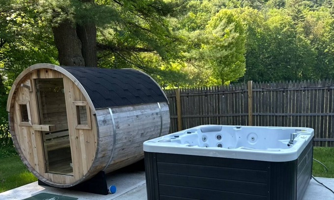 Glendale Casa | Outdoor Sauna, Hot tub, Fire Pit, Dogs Welcome!