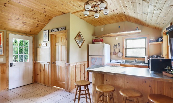Gilford Cabina | Outdoorsman log cabin near the bay.