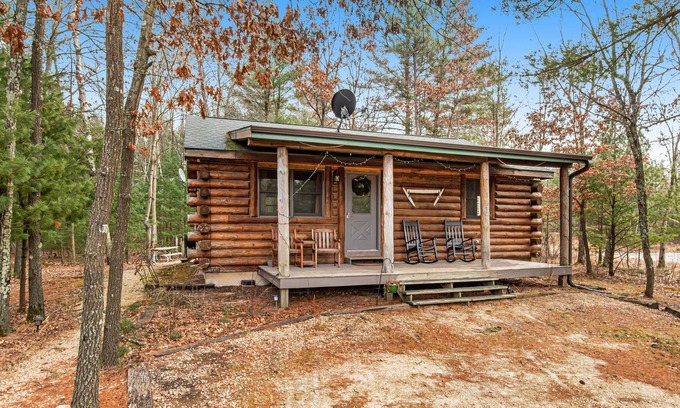 New Lisbon Cabina | Outdoorsy gem with WiFi, furnished porch, full kitchen & three ponds on-site