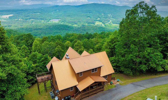 Brasstown Cabina | Outlaw Mountain Lodge: Fire Pit & Panoramic Views!