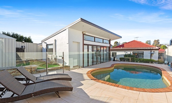 Bexley Casa | Outstanding 4-Bed Home with Garden, Pool & More
