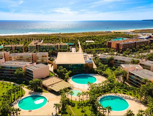 Salgados Apartamento | Outstanding Condo- Beach, Pool & Golf by BeCherish