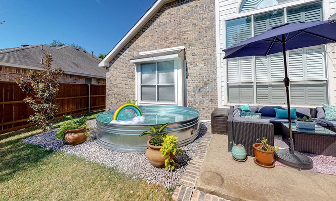 Rowlett Casa | Outstanding home near lakes & town with park-like backyard, grill & fast WiFi