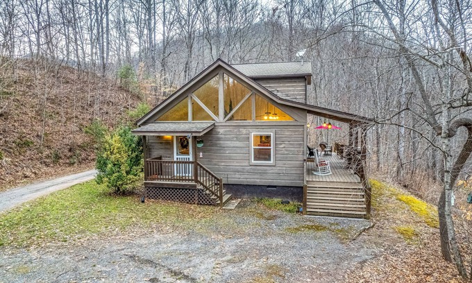 Sylva Casa | Outstanding mountain home with firepit, fast WiFi, furnished deck, views & grill
