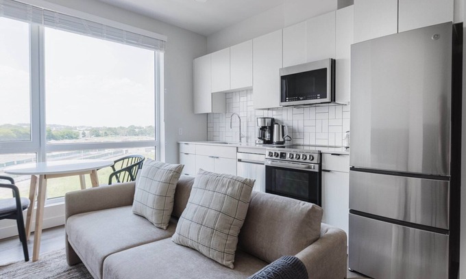 Revere Apartamento | Outstanding Revere Studio w/ EV Charging, Pool, Gym & W/D, by Blueground