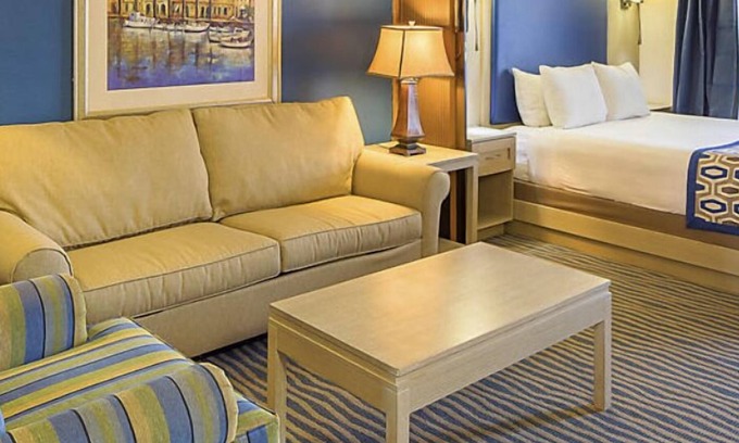 Daytona Beach Shores Complejo | Over 23 miles of white sand beaches, the Dolphin Beach Club is the perfect place