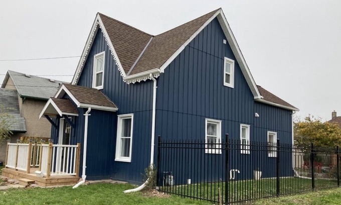 Niagara Falls Cabaña | Over a century built cottage walking distance to Niagara Falls attractions