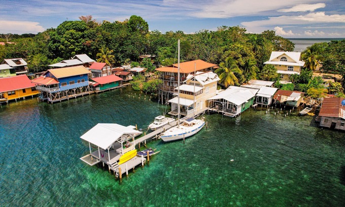 Bocas del Toro Apartamento | ¡Sobre el agua del Caribe, apartamento de 1 dormitorio con vista increíble!
