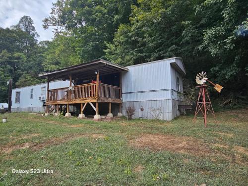 South Point Casa | Over the hill and through the woods