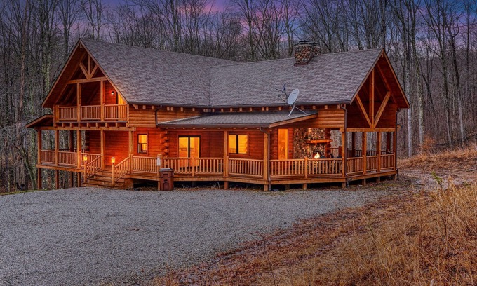 Laurelville Cabina | Overbrook Lodge, 5 bedrooms, 4.5 baths, Sleeps 16 and Two miles to Rock House