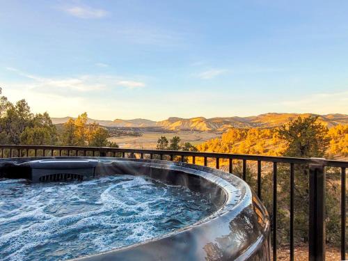 Orderville Casa | Overlook Cabin. Romantic Views Fire Pit/Hot Tub & Zion Adventure