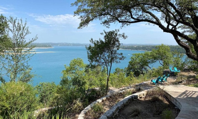 Hudson Bend Casa | 'Overlook Landing'- Lake Views! Hot Tub | Secluded