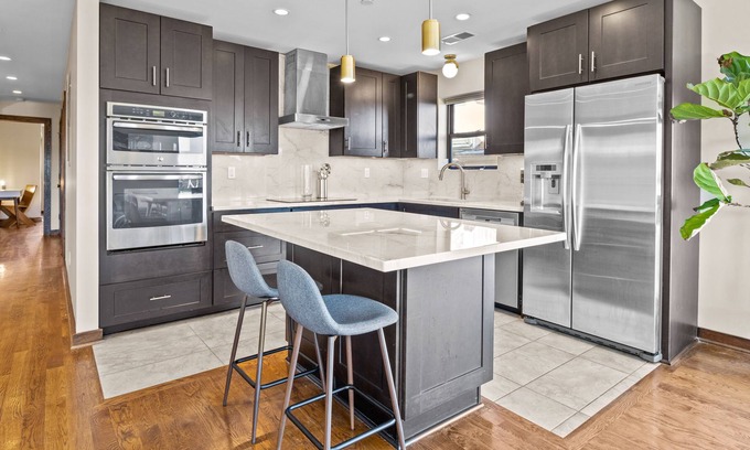 South Kansas City Apartamento | Overlook Mini - Large 2bed/2.5 bath Walkable to UMKC & The Plaza