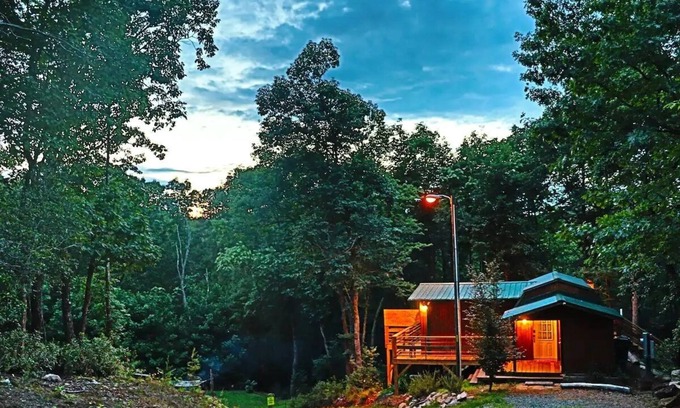 Clarkesville Cabina | Overlook National Forest, Cozy cabin with hot tub and firepit.