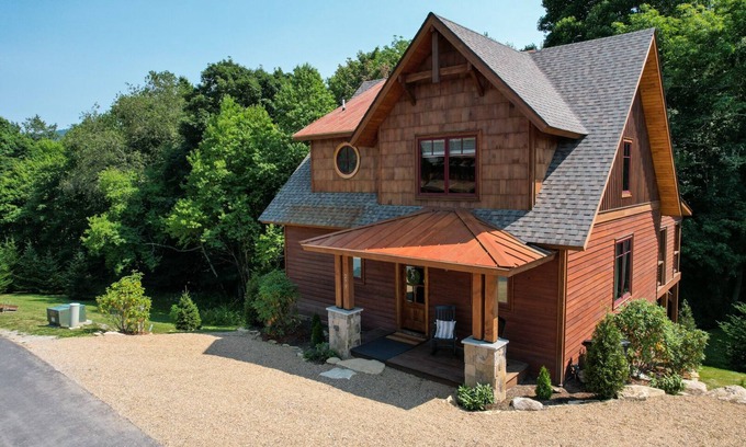 Elk Park Casa | Overlook Nook at Eagles Nest - Custom home with hot tub and short walk to Eagles Nest Winery!