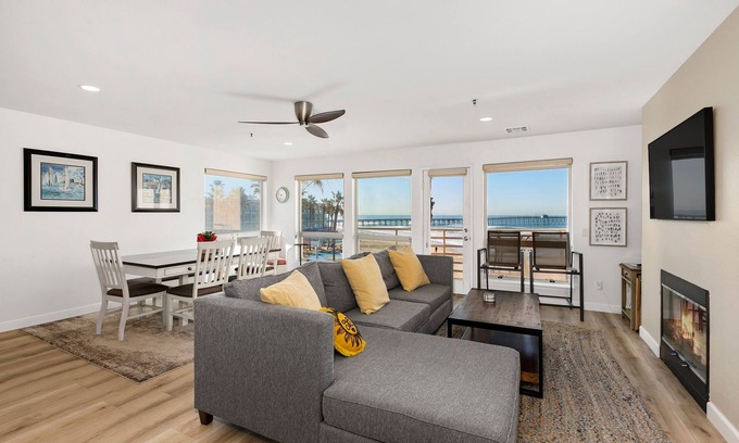 Imperial Beach Condominio | Pase por alto el océano y el muelle en este 2 dormitorios / 2 baños