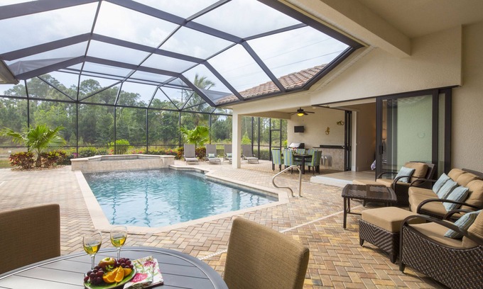 Central Naples Casa | Paraíso de Nápoles, con vistas a una piscina privada, spa, reserva y lago