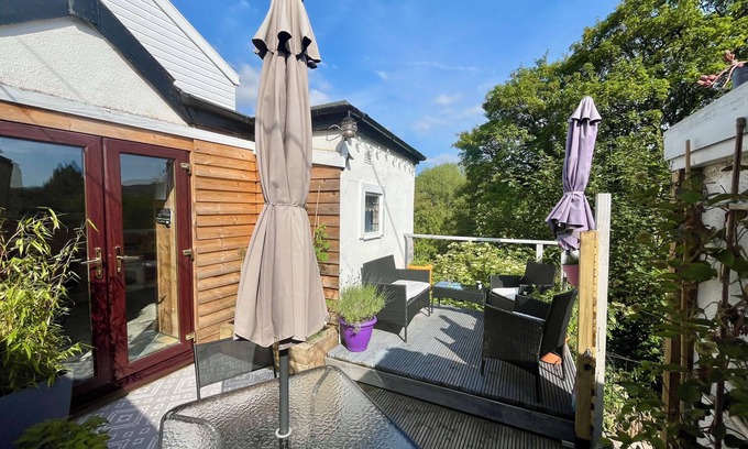 Newtown Cabaña | Overlooking the River Severn its path/cycle route with outside seating & dining.