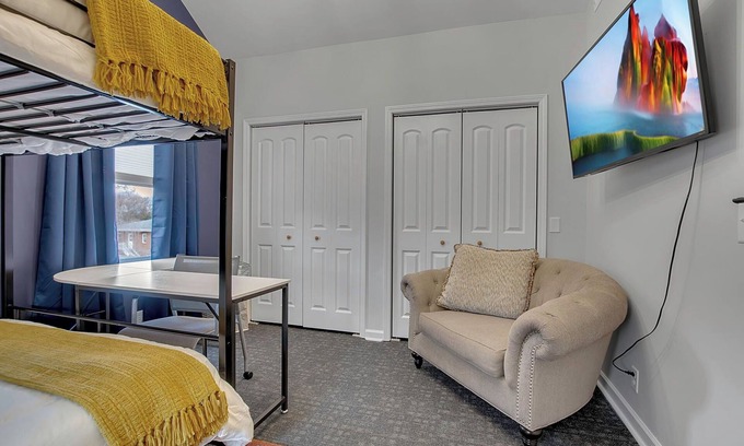 Orchard Park Apartamento | Overnight in OP | Location, Vibe, Location!