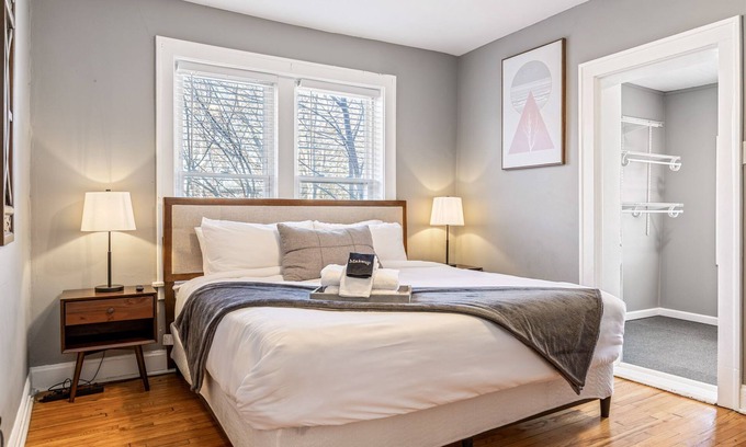 St. Louis Apartamento | Oversized 2 Bedroom Apartment in South City!