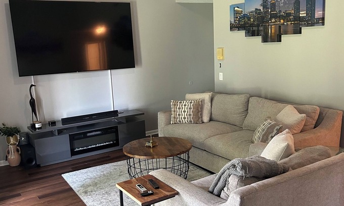 Dracut Casa | Oversized 2BR with 86" TV & Fully Stocked Kitchen & Pantry! Pet friendly!