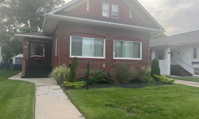 Maywood Casa | OVERSIZED house located 20min ORD/ MDW airports, 15min D/T Chg. 1min to I-290.