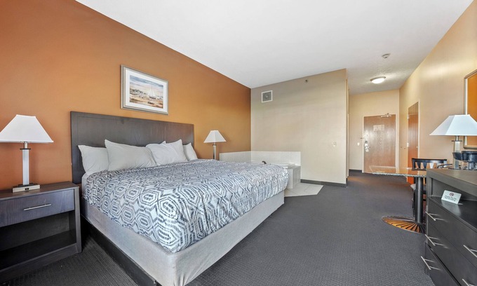 Put-in-Bay Hotel | Oversized Jetted Tub - King Lakeview Room