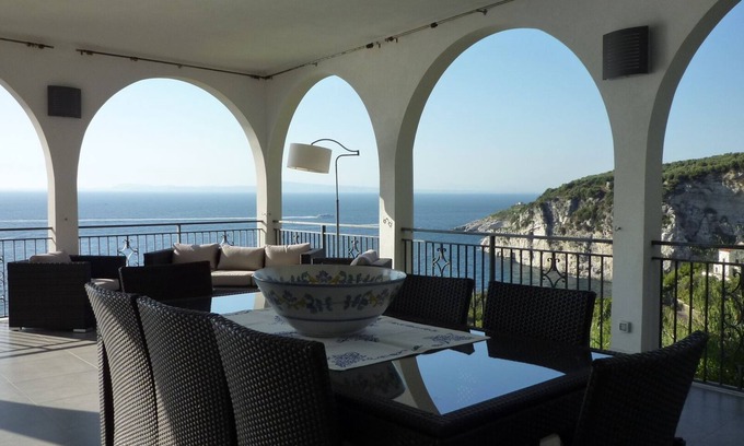 Massa Lubrense Villa | Descripción villa junto al mar en exclusiva en la península de Sorrento