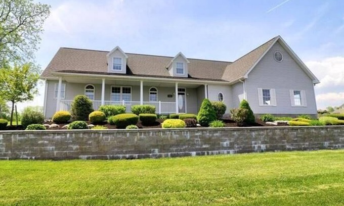 Auburn Casa | Owasco Lake House w/ 120ft private water front!