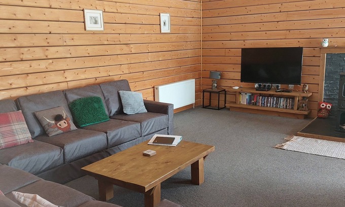 Llanbrynmair Cabina | Owl cabin - 6 berth cabin in Mid Wales with hot tub and enclosed garden