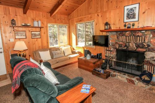 Fawnskin Casa | Owl Cabin - Sierra style cabin located on a quiet road in Fawnskin and backs up to National Forest!