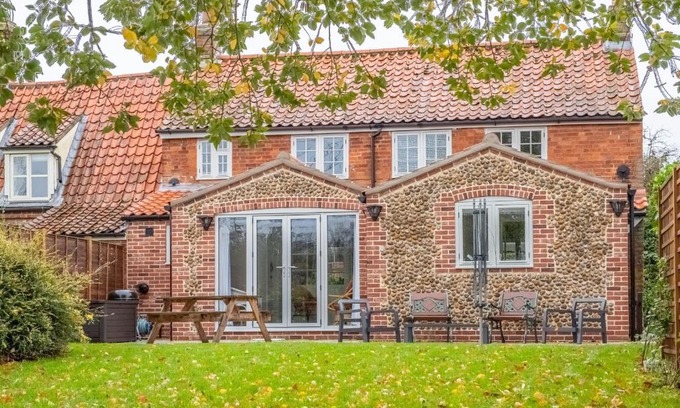 Great Snoring Casa | Owl Cottage