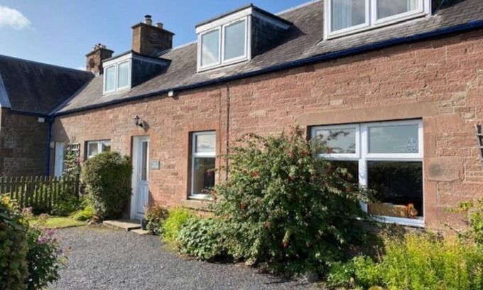 Jedburgh Cabaña | Owl Cottage, in Rural Farm Location with Games Room