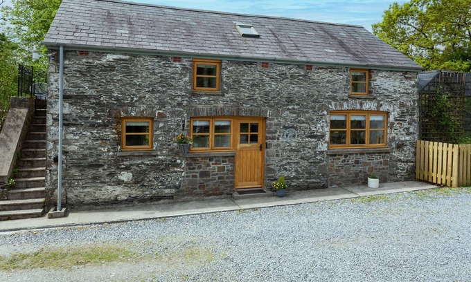 Caio Cabaña | Owl Cottage is a charming Rural Retreat located on a Welsh Hillside close to the Brecon Beacons.