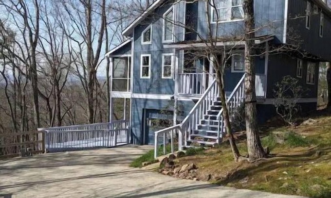Clarkesville Casa | Owl Landing Treehouse retreat with firepit. 12 minutes to Helen & Clarkesville!