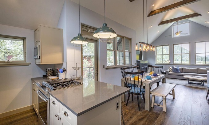 Telluride Casa | ¡VERANO EN TELLURIDE! Condominio de lujo 3BR de 3 niveles con vistas increíbles. Caminar a la ciudad