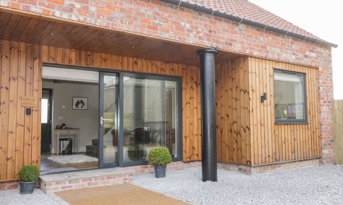 Mappleton Cabaña | OWL'S HOOT, pet friendly, character holiday cottage in Burton Pidsea