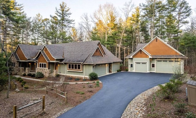 Fletcher Apartamento | Asheville in Luxury, on 3 Acres! Hot Tub, 1200 Sqft Game Room