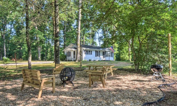 Helen Casa | Owls Hideaway in Cleveland with 2 Fire Pits!