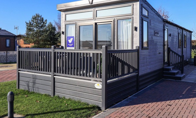 Newton on Derwent Cabaña | OWL’S NEST, pet friendly, with hot tub in Wilberfoss