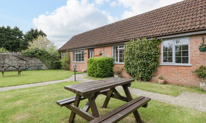 Lympsham Cabaña | OWLS RETREAT, pet friendly, character holiday cottage in Brean