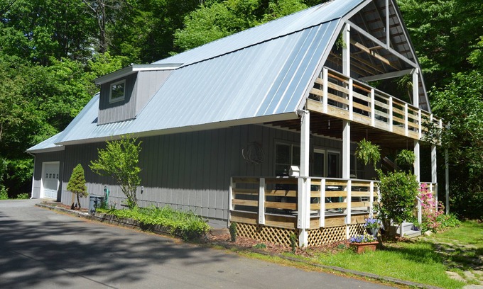 Weaverville Cabina | Ox Glenn Coach House, arriba, un refugio de montaña cerca de Blue Ridge Parkway