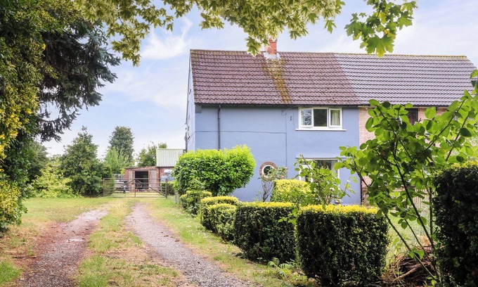 Elmton Cabaña | OXCROFT VIEW, pet friendly, with open fire in Bolsover
