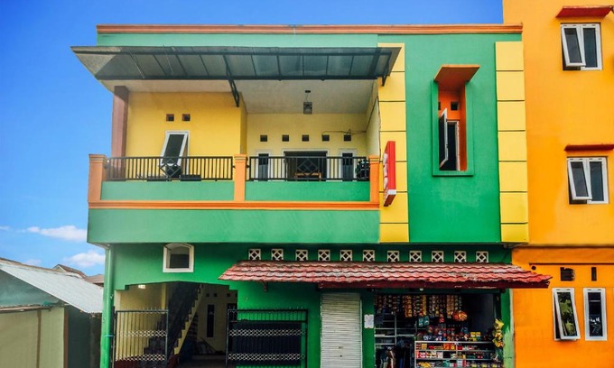 Ambon Hotel | OYO 2165 Alyah Guest House Syariah