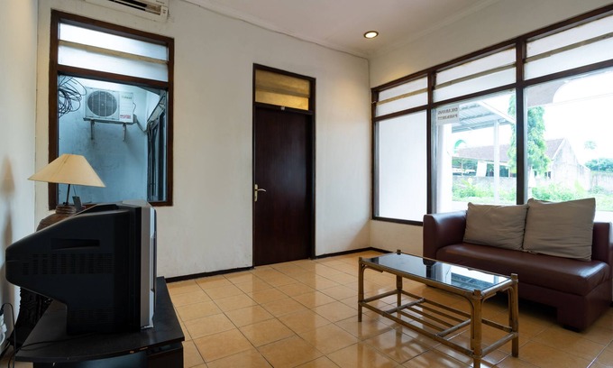 Depok Hotel | OYO 2454 Wanawiyata Homestay