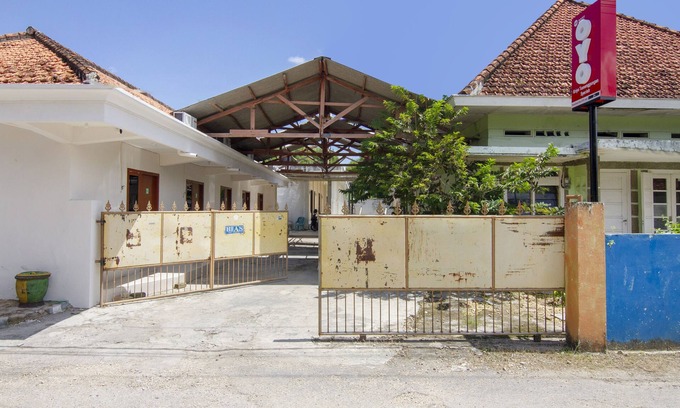 Pamekasan Hotel | OYO 3027 Griya Temenggungan Syariah