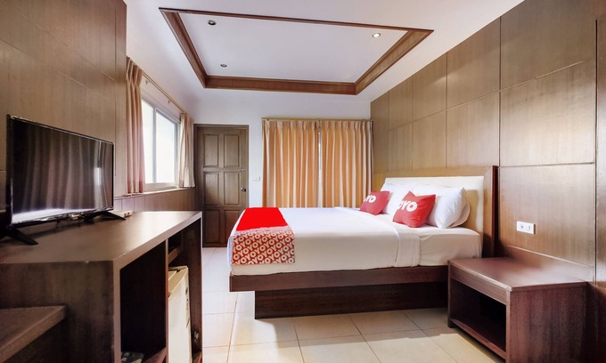 Na Thon Hotel | OYO 629 Chaytalay Palace Hotel